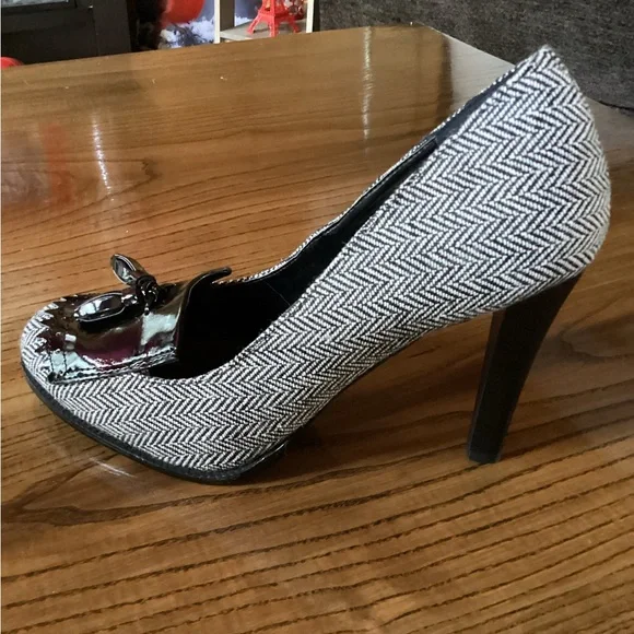 Elegant Herringbone Heels with Black Accents - Picture 4 of 7